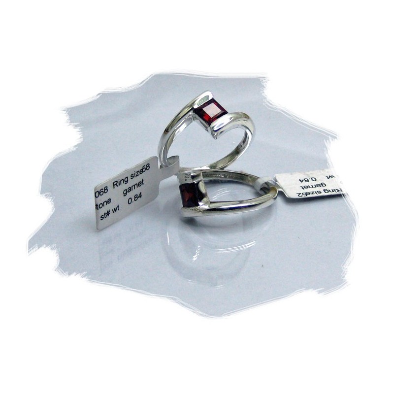 Sølvring m/firkantet rød granat