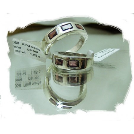 Sølvring m/3 stener, rød granat